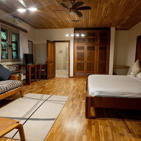Esther'S Hotel Accra Bagian luar foto
