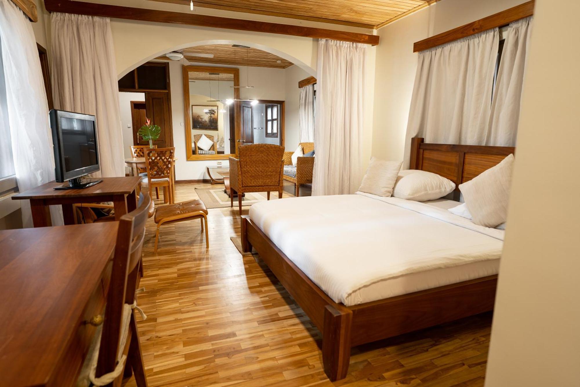 Esther'S Hotel Accra Bagian luar foto