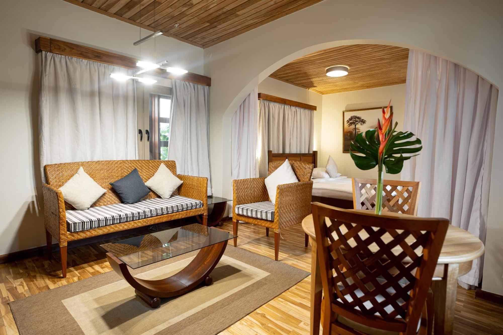 Esther'S Hotel Accra Bagian luar foto