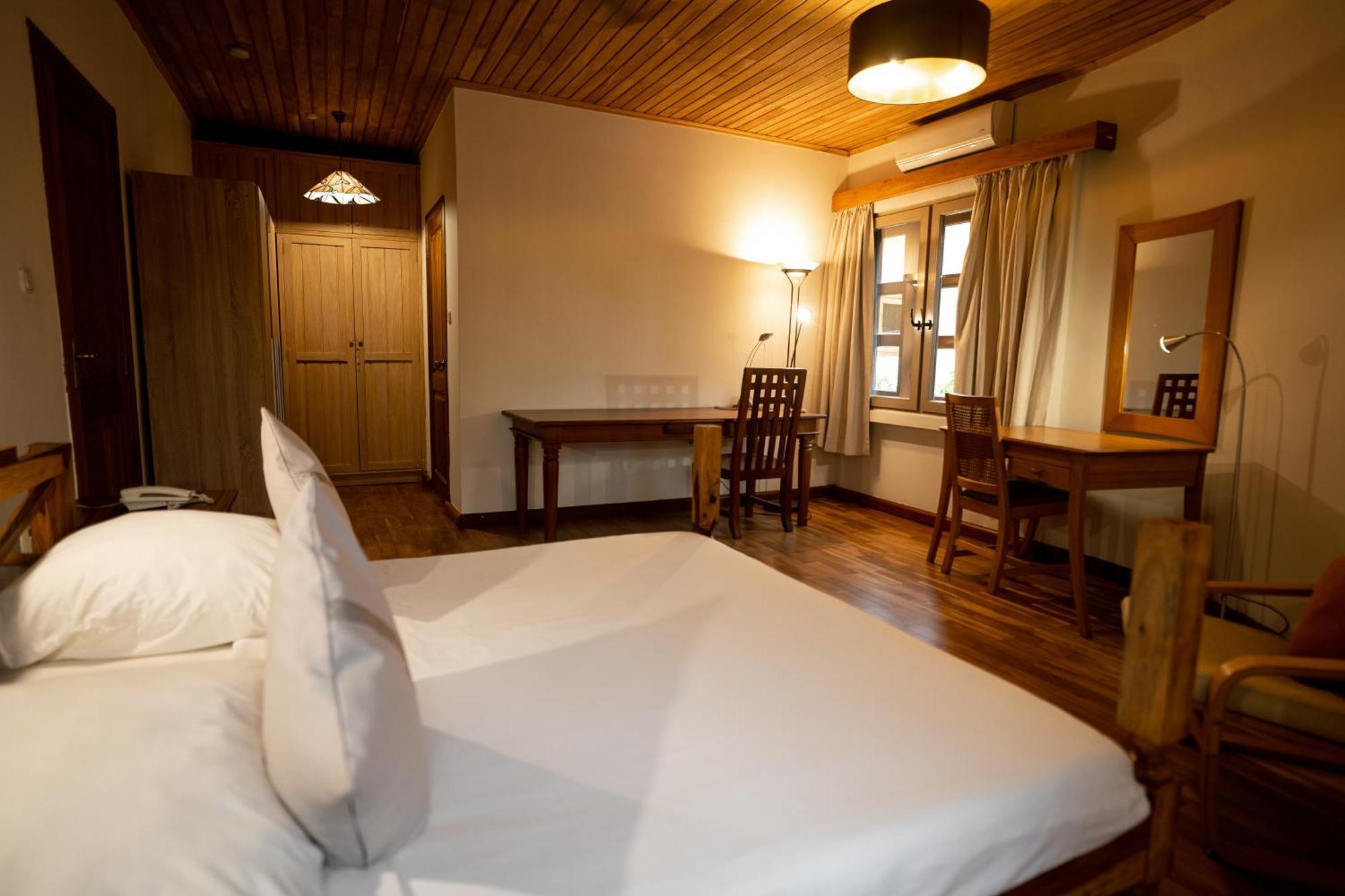 Esther'S Hotel Accra Bagian luar foto
