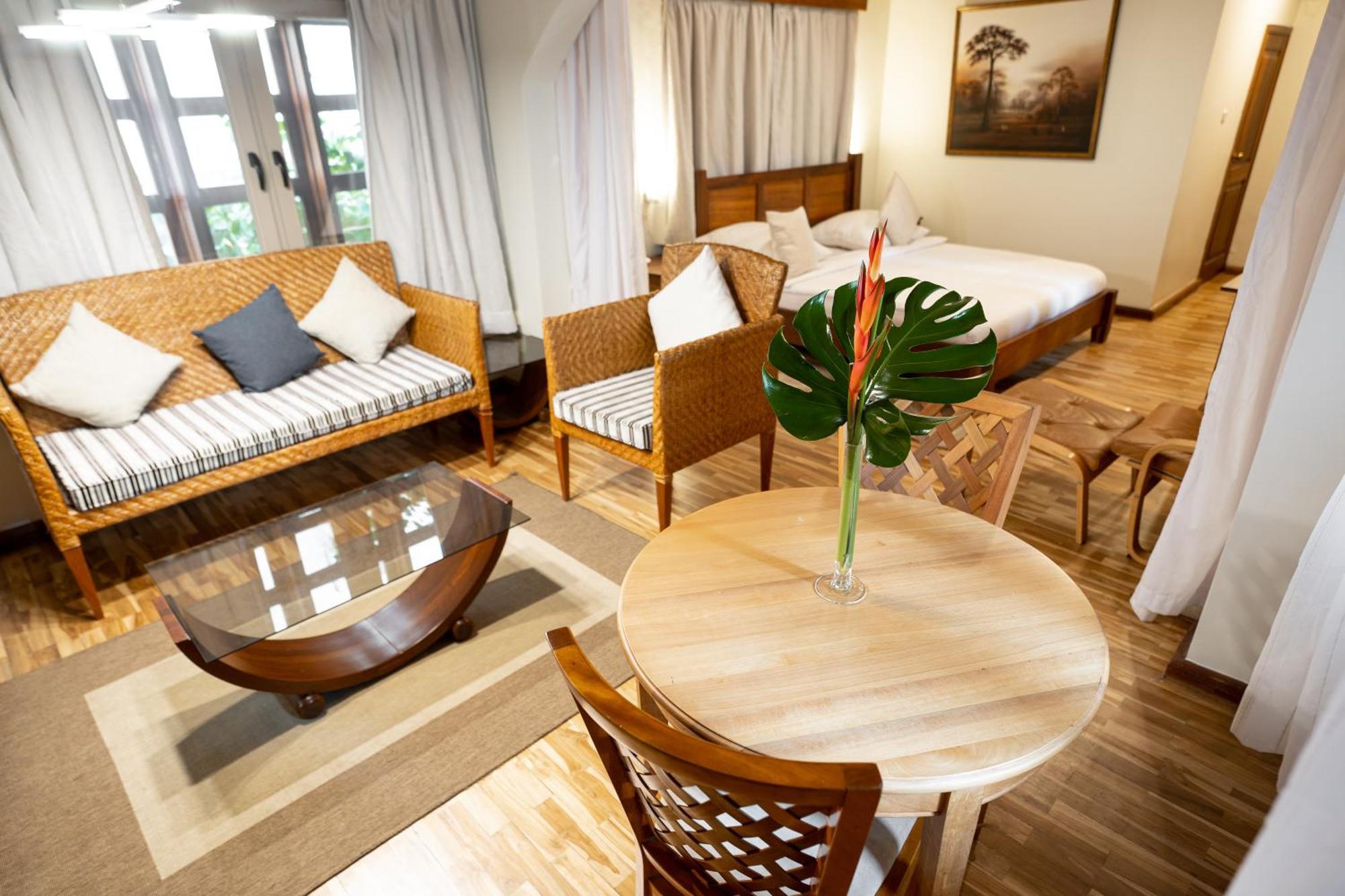 Esther'S Hotel Accra Bagian luar foto