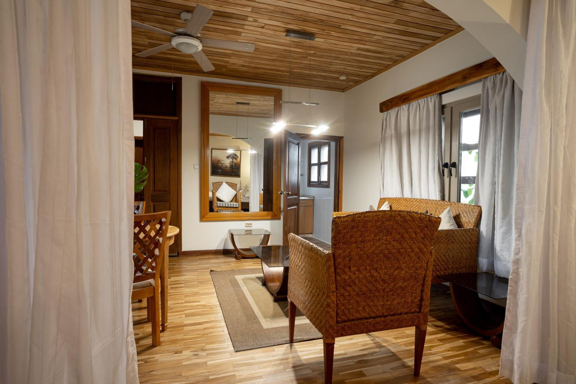 Esther'S Hotel Accra Bagian luar foto