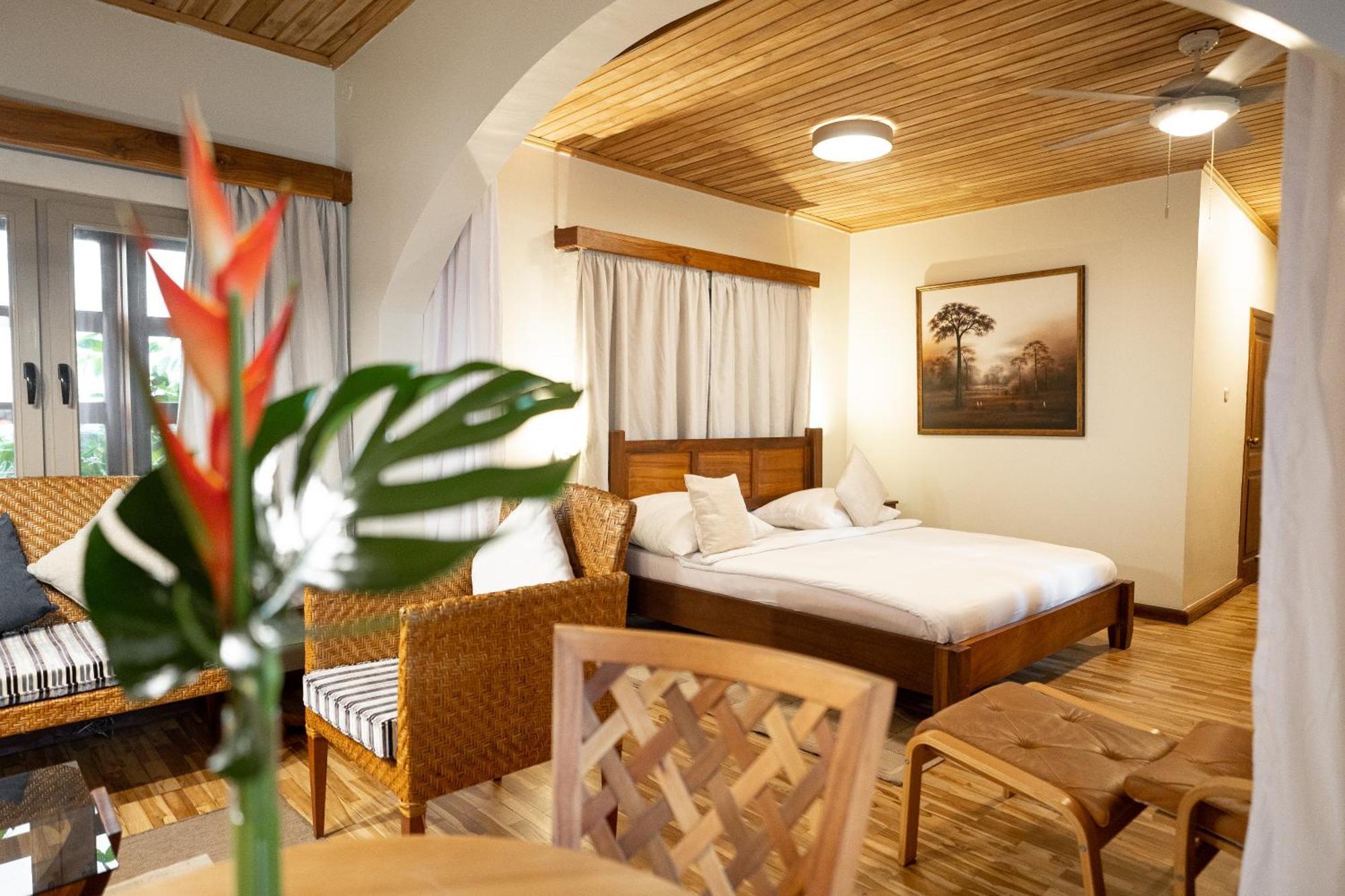 Esther'S Hotel Accra Bagian luar foto