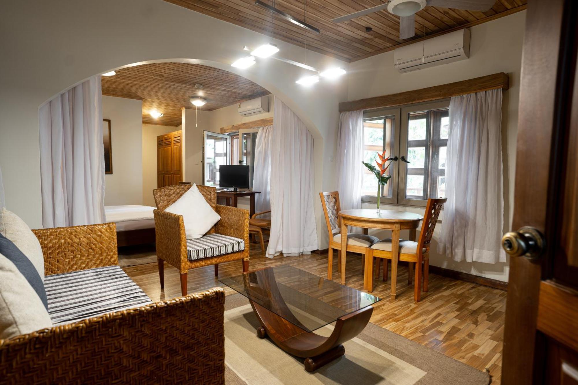 Esther'S Hotel Accra Bagian luar foto