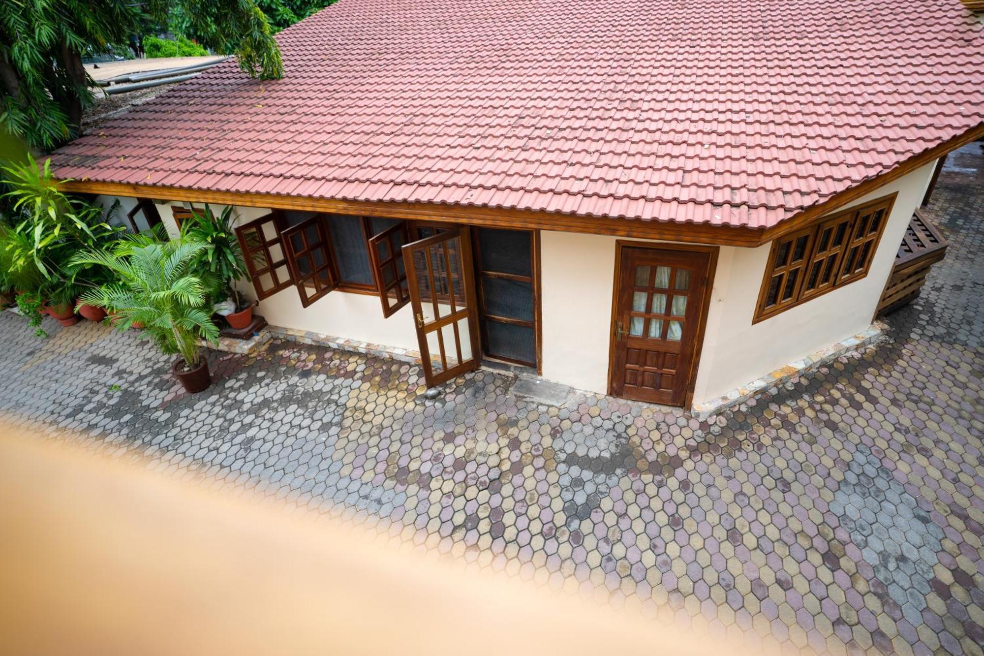 Esther'S Hotel Accra Bagian luar foto