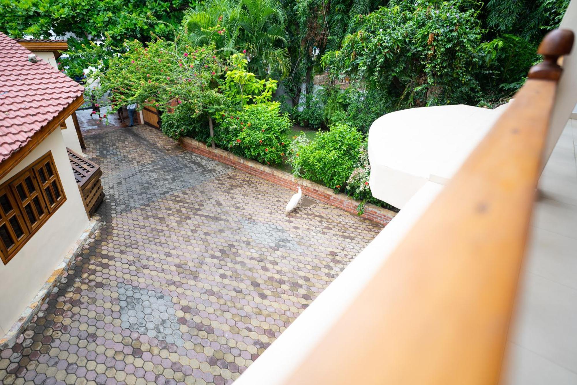 Esther'S Hotel Accra Bagian luar foto