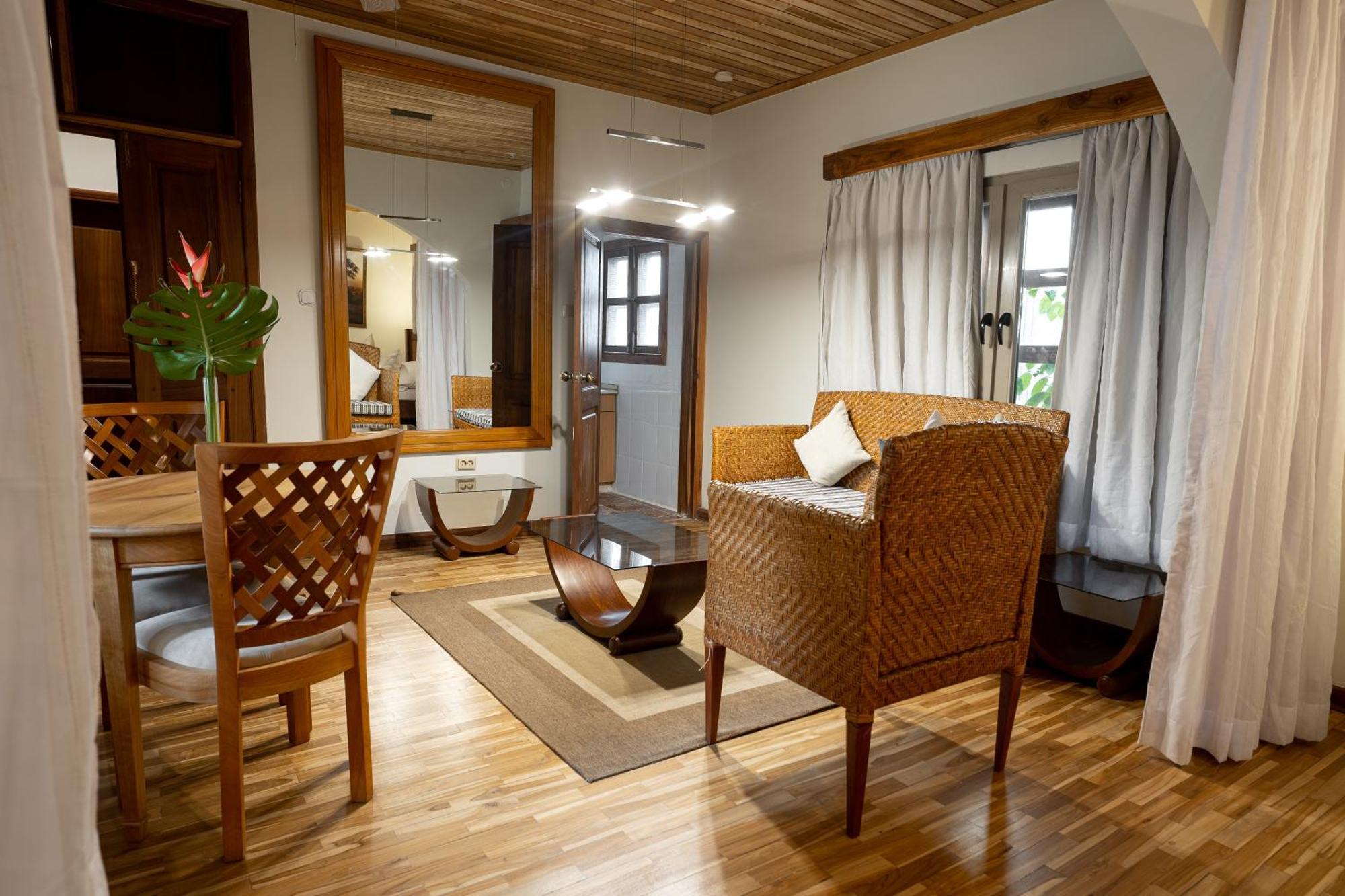 Esther'S Hotel Accra Bagian luar foto