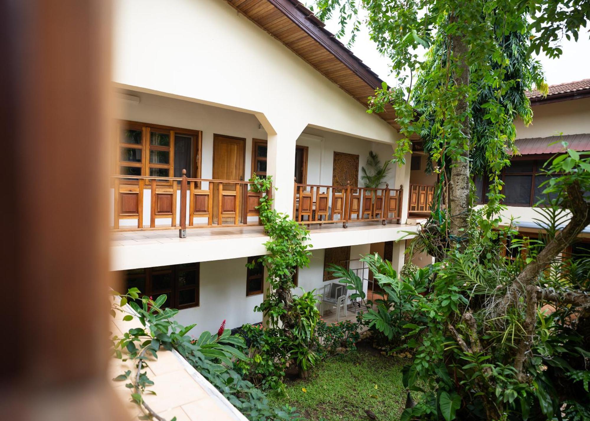 Esther'S Hotel Accra Bagian luar foto