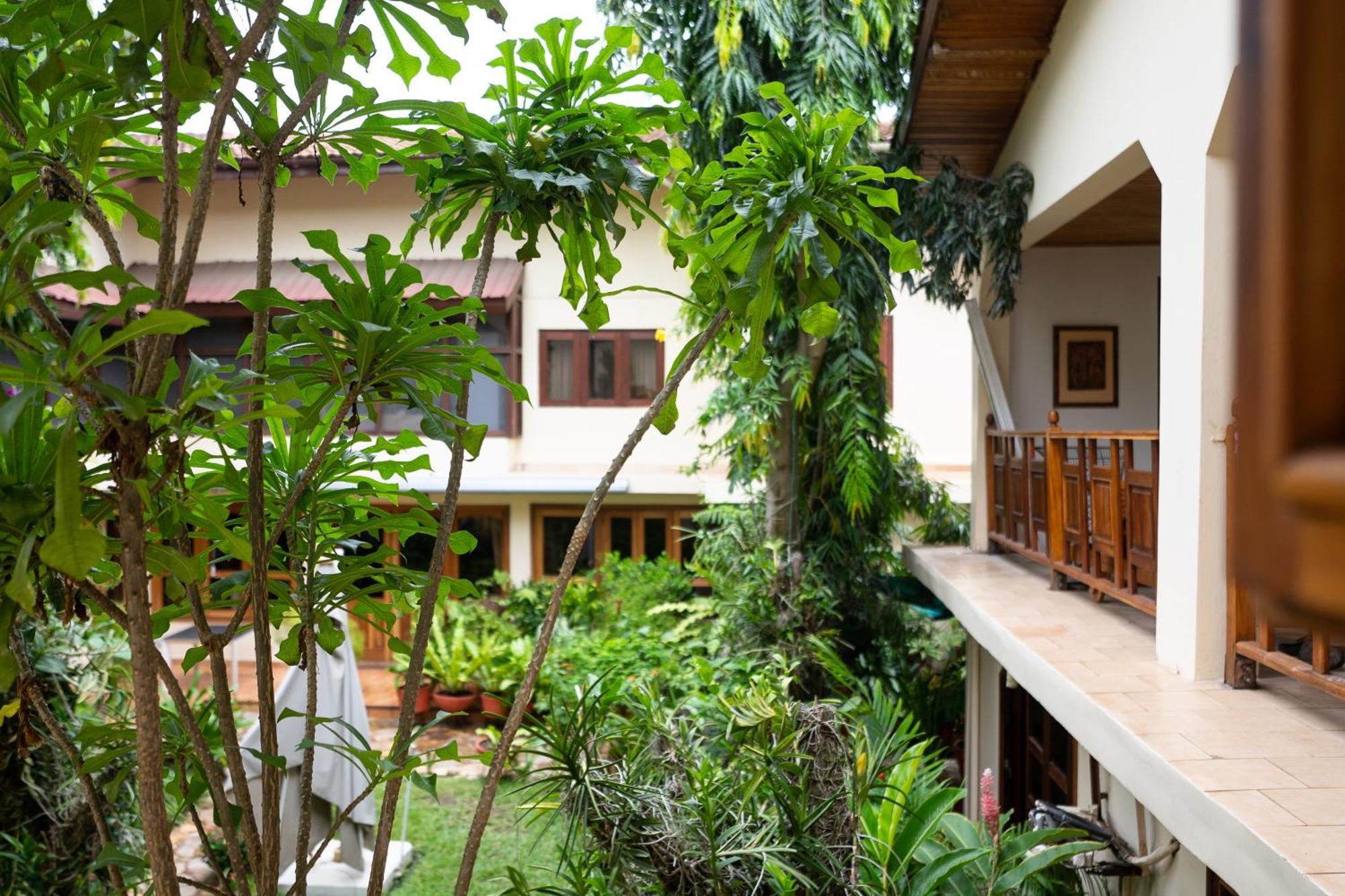 Esther'S Hotel Accra Bagian luar foto