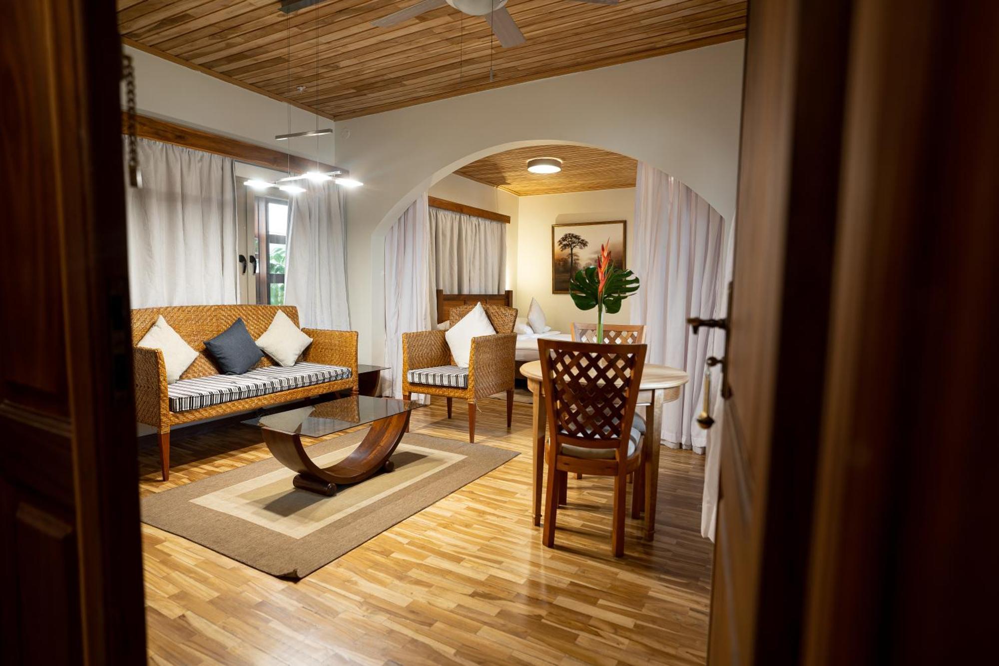 Esther'S Hotel Accra Bagian luar foto
