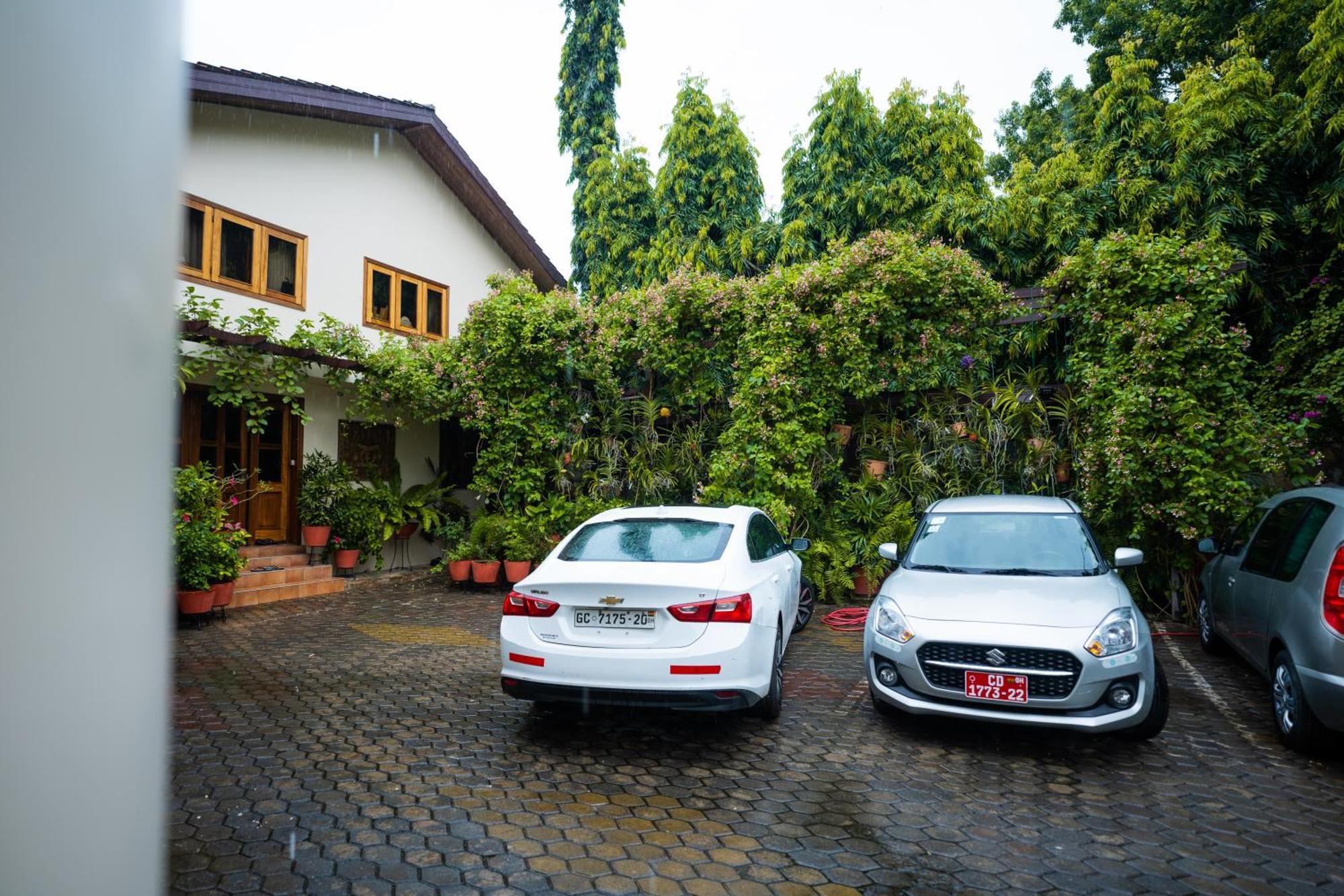 Esther'S Hotel Accra Bagian luar foto