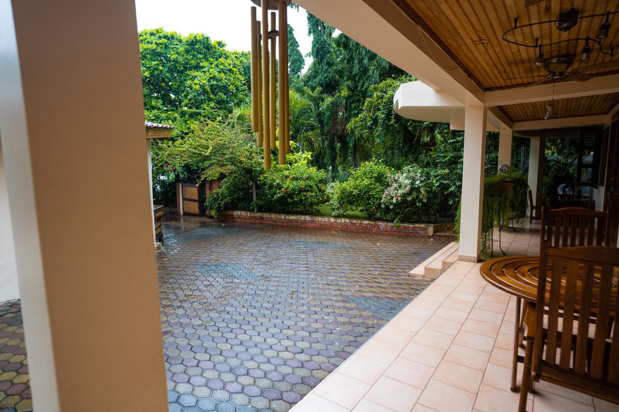 Esther'S Hotel Accra Bagian luar foto