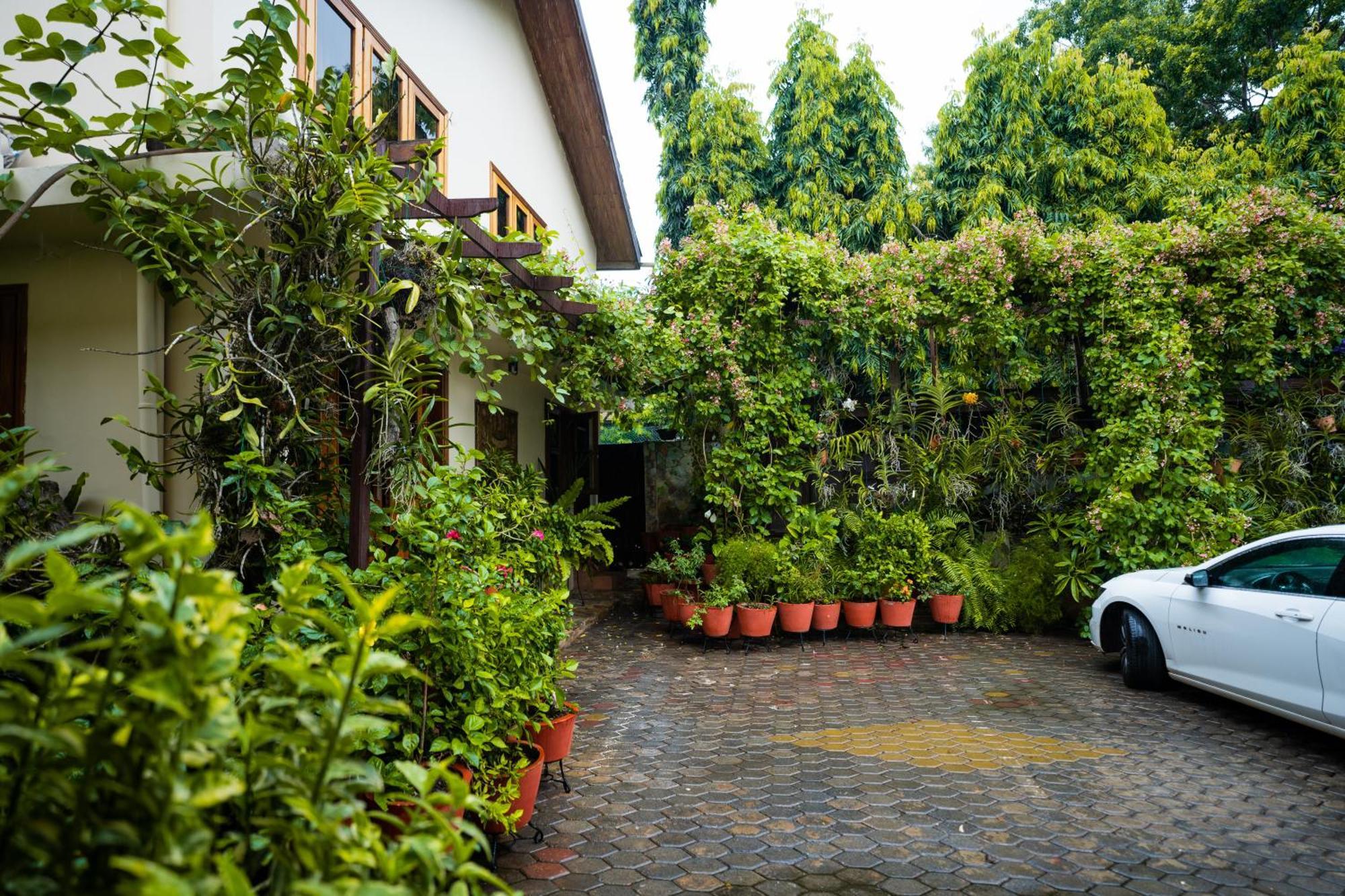 Esther'S Hotel Accra Bagian luar foto