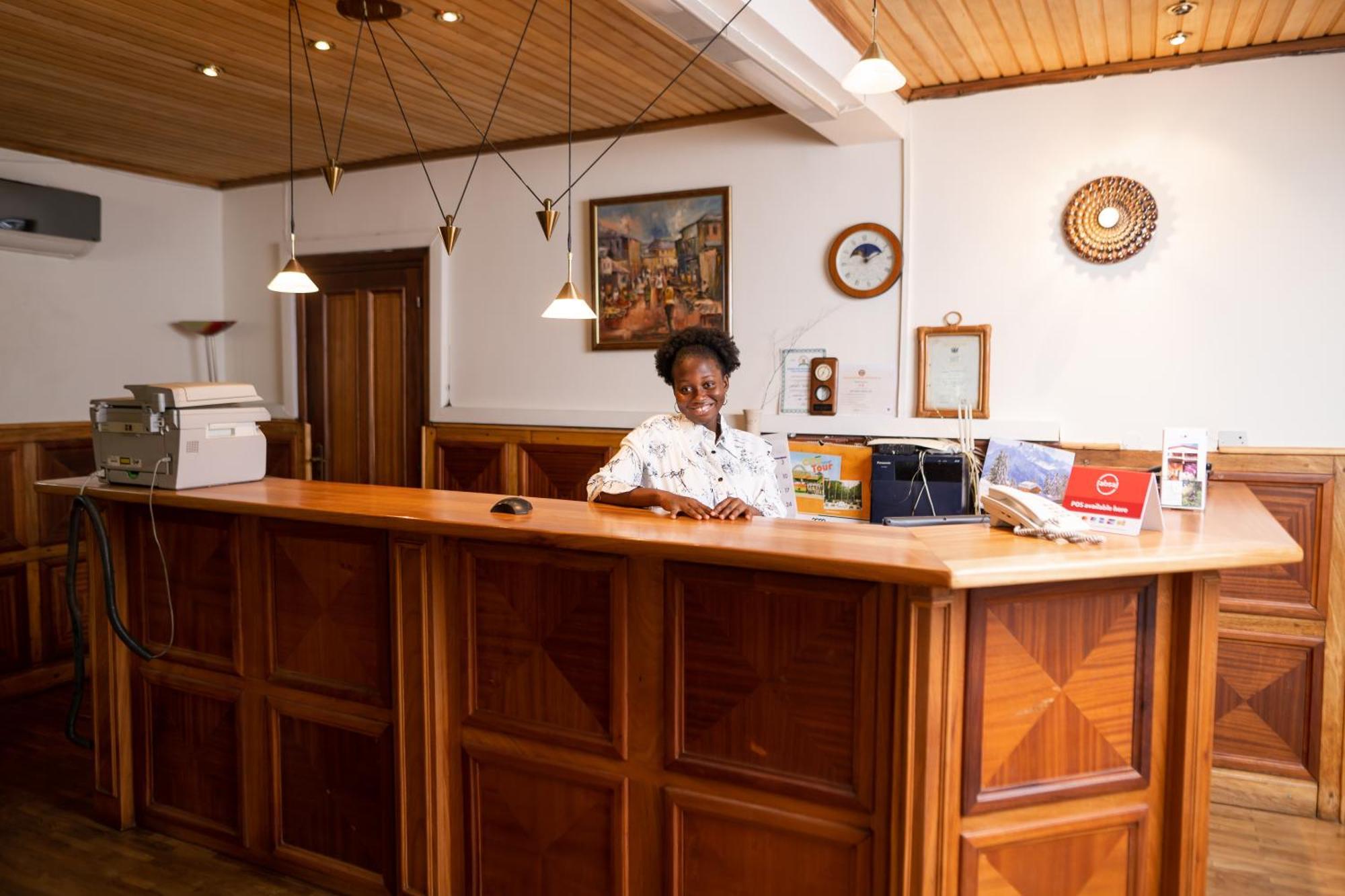 Esther'S Hotel Accra Bagian luar foto