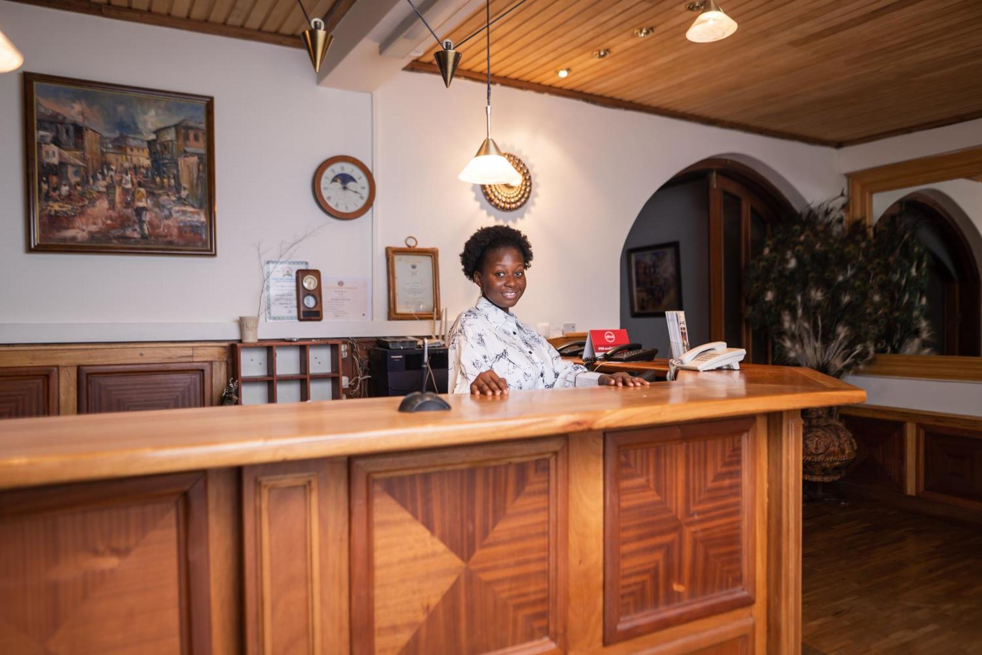 Esther'S Hotel Accra Bagian luar foto