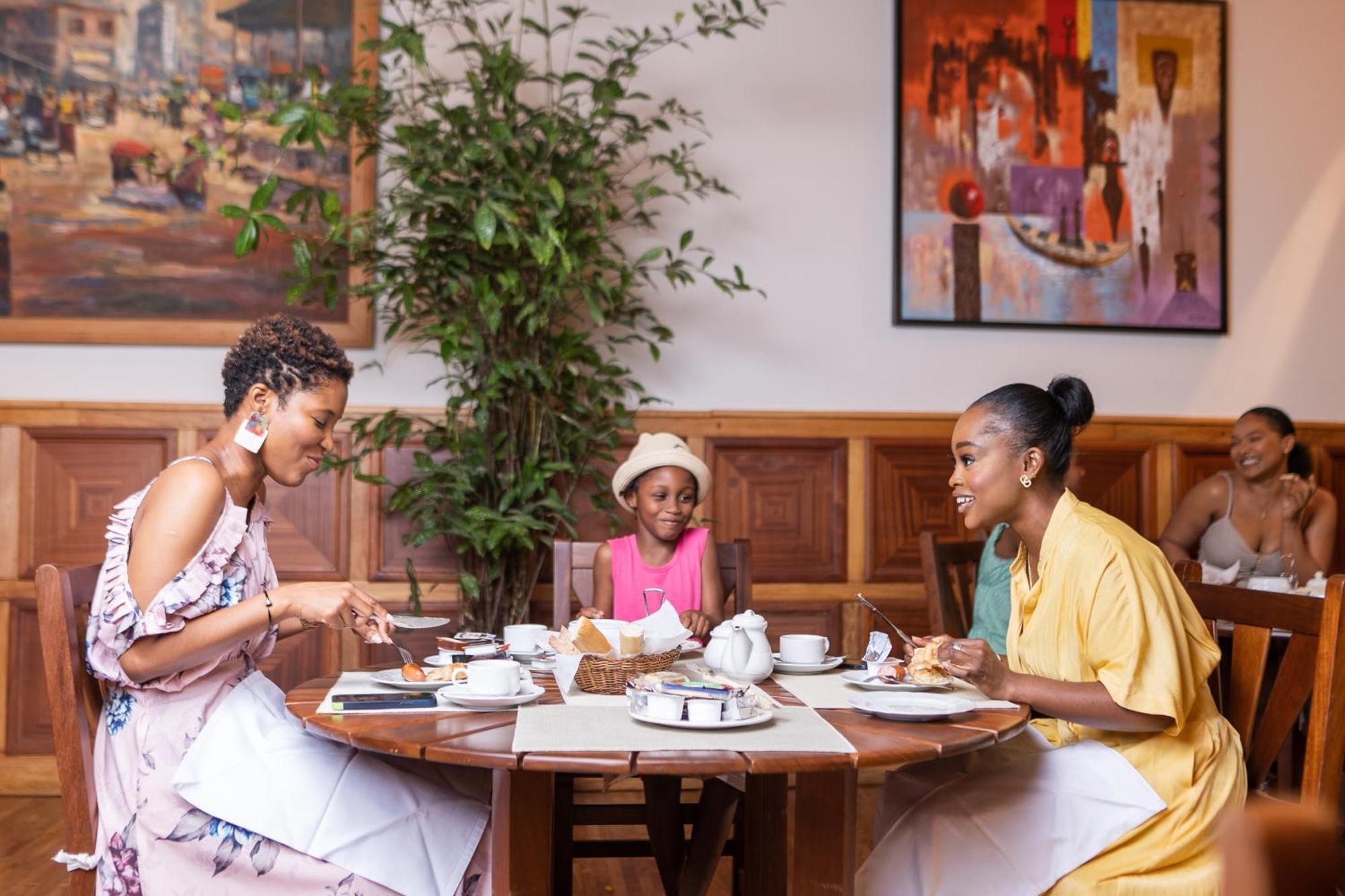 Esther'S Hotel Accra Bagian luar foto
