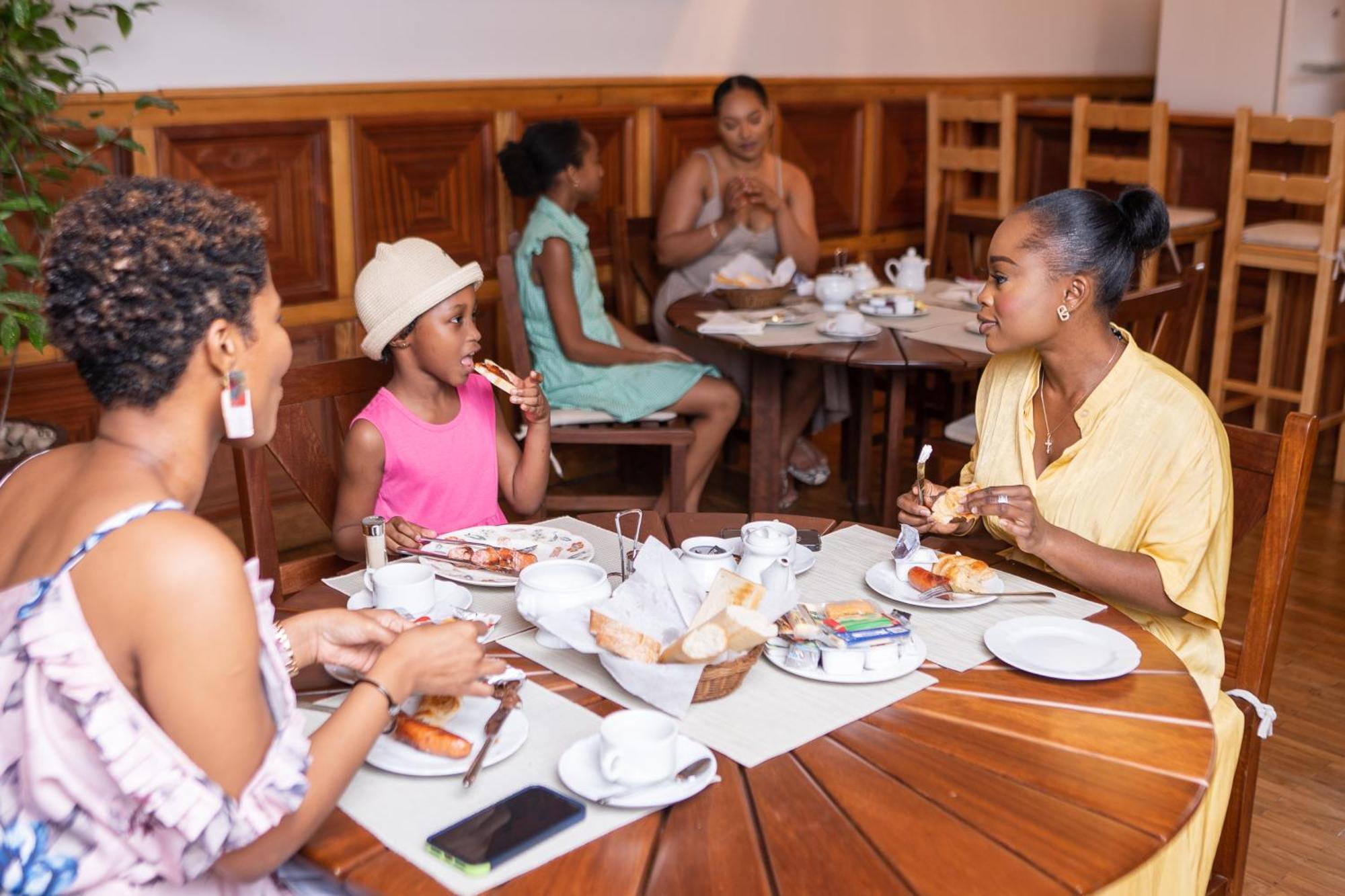 Esther'S Hotel Accra Bagian luar foto