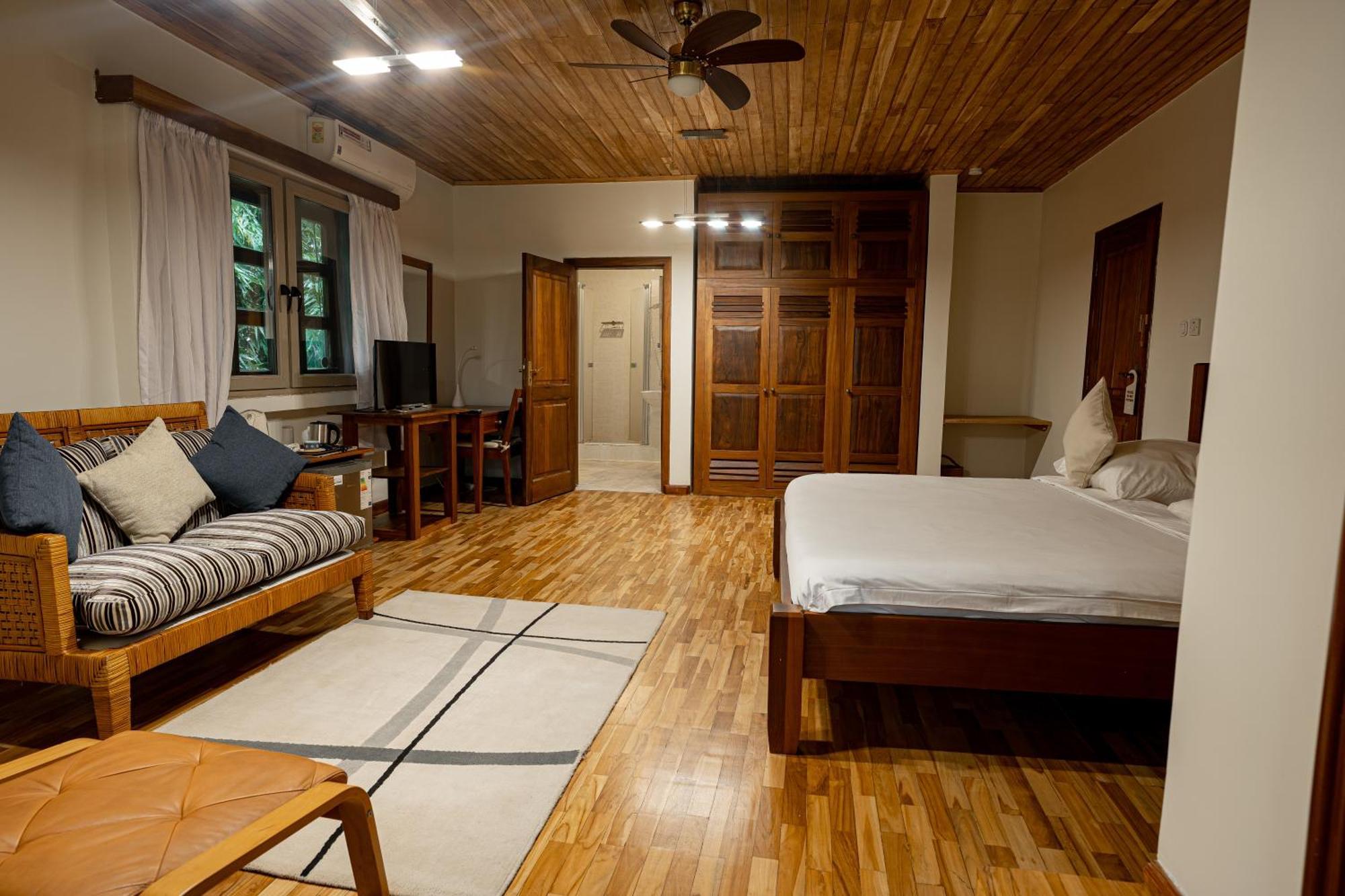 Esther'S Hotel Accra Bagian luar foto